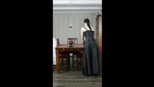 Ballkleid, Regenmäntel und Ballknebel