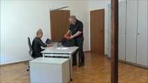 Janine - Geschäftsfrau in Schwierigkeiten Teil 1 von 9