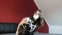Miss J wird in einem Lack Outfit gefesselt und geknebelt