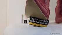 Crushing in rot Overknees auf Tisch