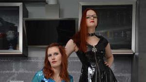 Miss Petra gefesselt und geknebelt von Lady Nadja in Lack und Plastikregenmantel