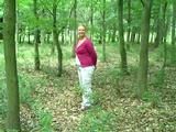 Mit Hand - und Fußschellen im Wald spazieren