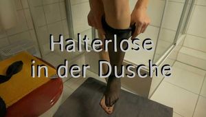 Mit halterlosen Nylons in der Dusche