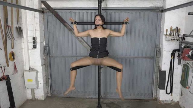 Aijana auf dem Schenkelspreitzer