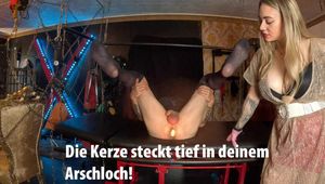 Deine Herrin lässt deine Arschfotze erleuchten!