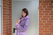 Miss Petra in Schmuddelwedda Regenjacke und Regenhose