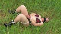 Soraya in dessous outdoor 2/2