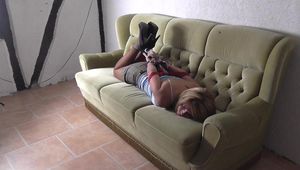 Katja von Ginger in einen hogtie gefesselt 2/2