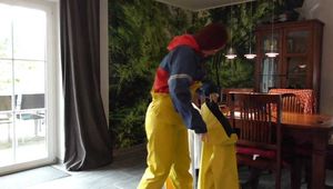 Im Garten mit einer Menge gelber Regenkleidung