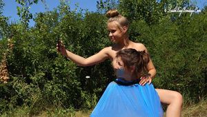 Dana & Ketrin - Ketrin Ball geklebt und im Müllsack verpackt von Dana