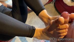 Ein Barfuß Footjob in Leggings