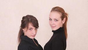 Alexa und Satisfaction Girl zusammen in einer klaren Klarsichtfolie und Kanal aufgezeichnet gewickelt