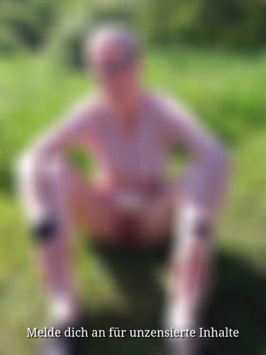 Puplic im roten Kleid