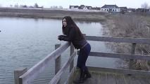 078117 Rachel Pees In The Dutch Canal 