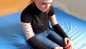 Lea mit fünf sehr engen Schlauchschellen an jedem Arm