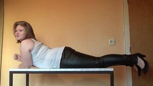 Gekitzelt auf dem Tisch 1 von 2