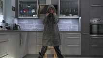 Miss Amira in Hunter Regenjacke, Regenhose und Plastikregenmantel
