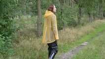 Miss Petra macht einen Spaziergang in Hunter Regenjacke und Regenhose (wiederholte Version)