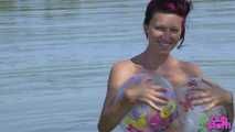 208 Jessy topless with beach balls