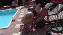 Jasmin Babe fickt in der FKK Villa am Pool