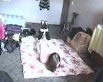 ginger fesselt ein Mädel in einen hogtie (KLASSIK)