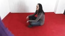 Elvira mit Klebeband gefesselt 1/2
