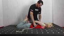 Sarah wird im hogtie gekitzelt