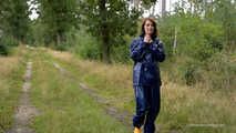 Miss Petra macht einen Spaziergang im Farmerrain Regenanzug und Gummistiefel