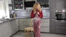 Miss Alice im Nylon Regenanzug und transparentem Regenanzug mit Latzhose