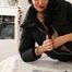 Jessica nur in Bomberjacke und Lederstiefeln