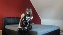 Miss J wird in einem Lack Outfit gefesselt und geknebelt