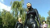 PonyGirl darf den Wagen ihrer lesbischen Domina ziehen