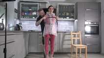 Miss Amira in transparentem Plastik Anzug und Hunter Regenjacke Part 1