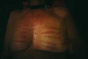 Nippel - Piercing mit Striemen vom Rohrstock