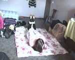 ginger fesselt ein Mädel in einen hogtie (KLASSIK)