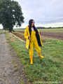 Miss Amira unterwegs im Friesennerz, gelber Regenlatzhose und Gummistiefel