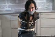 Miss Amira das erste Mal in Bondage