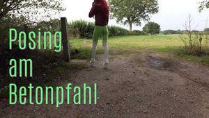 Posing am Betonpfahl