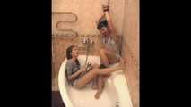 Ole Lykoile & Rozanka - Feuchter Bondage-Spaß in der Dusche (video)
