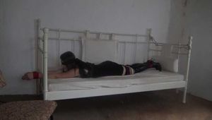 Ayu auf dem Bett gefesselt 2
