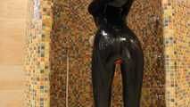 Gummipuppe unter der Dusche