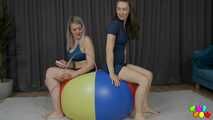 1412 Zwei Frauen ein Ball
