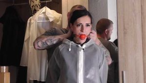 Miss Amira das erste mal in Regenanzug Bondage (Exclusives Hinter den Kulissen Video)