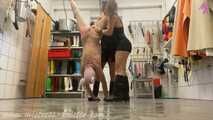 Dolora und Kristin in Schwarz: geile #Gummistiefel und ein #Schinken am Haken