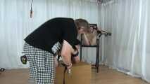Gefesselte Yvette spielt mit MiuMiu