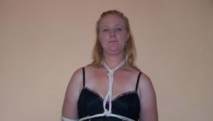 Gefesselt in Schwarz