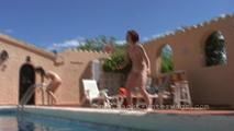 Nackte Girls spielen am Pool 1