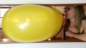 Balloon under pressure (scared Marie)