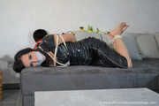 Miss Amira das erste Mal in Bondage