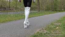 Schlendern in schwarzen Leggings und alten Overknees, 2.Teil